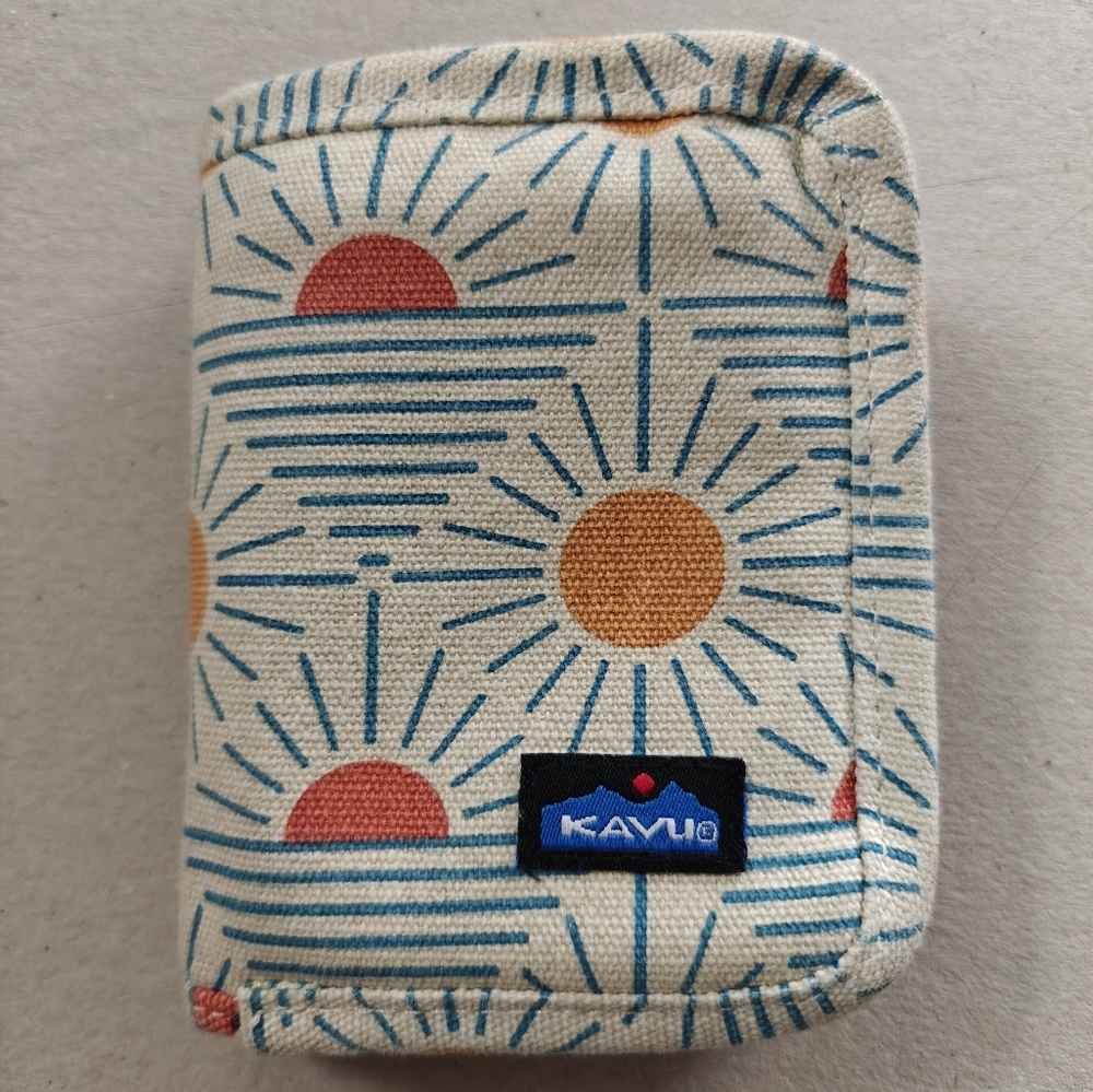 KAVU Zippy Wallet Bi Fold Zip Clutch With Removable Coin Pouch